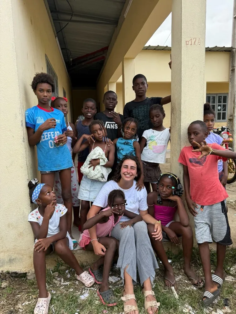 Maria André, voluntária da Associação BAOBÁ, com um grupo de crianças em São Tomé e Príncipe