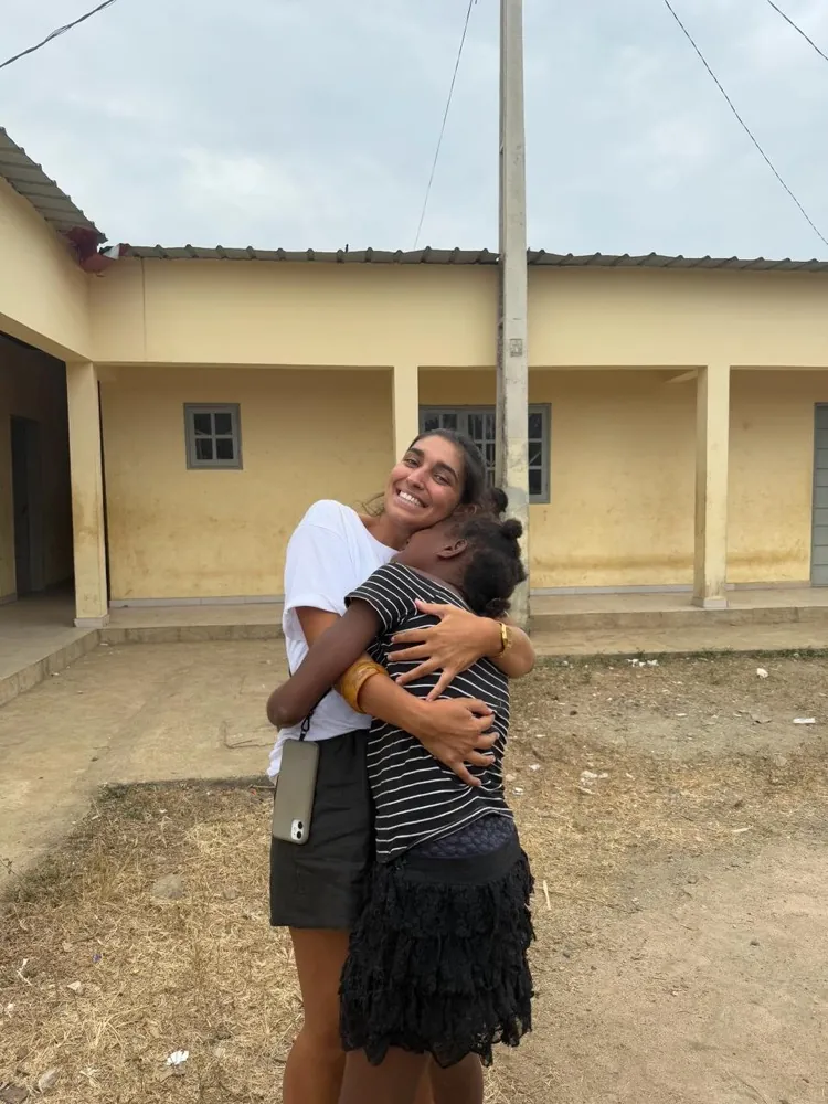 Matilde Labarre, voluntária da Associação BAOBÁ, com uma criança em São Tomé e Príncipe